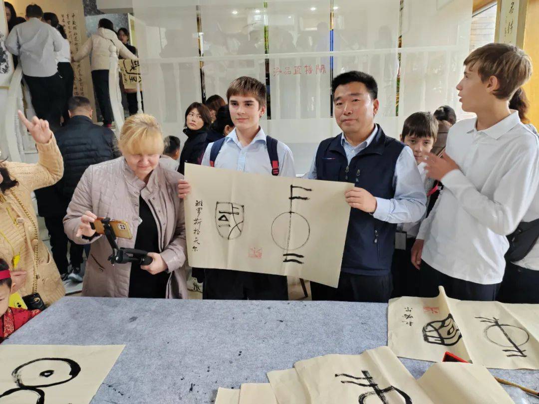 哈尔滨市书法家协会开展中俄青少年艺术文化交流活动_友谊_中国_笔墨